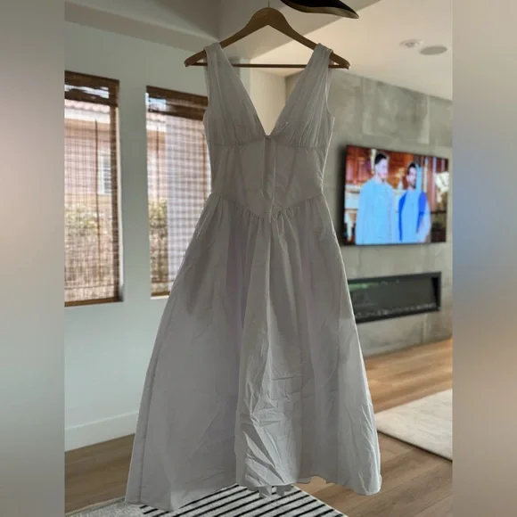 Elegant White Sleeveless Dress - Picture 2 of 4